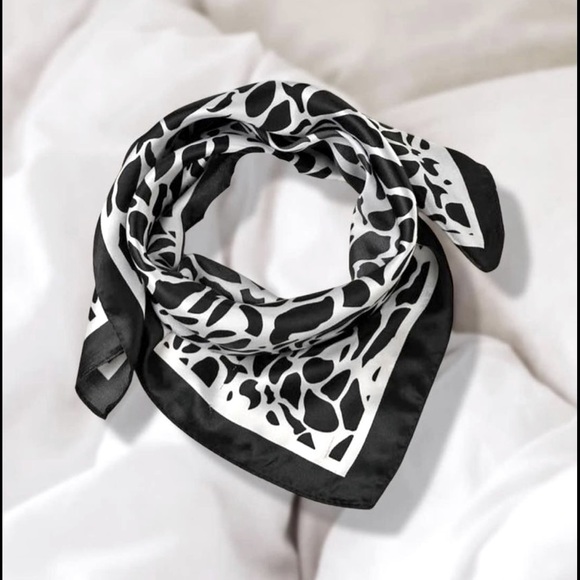 Black and white printed bandana/scarf - Picture 1 of 4